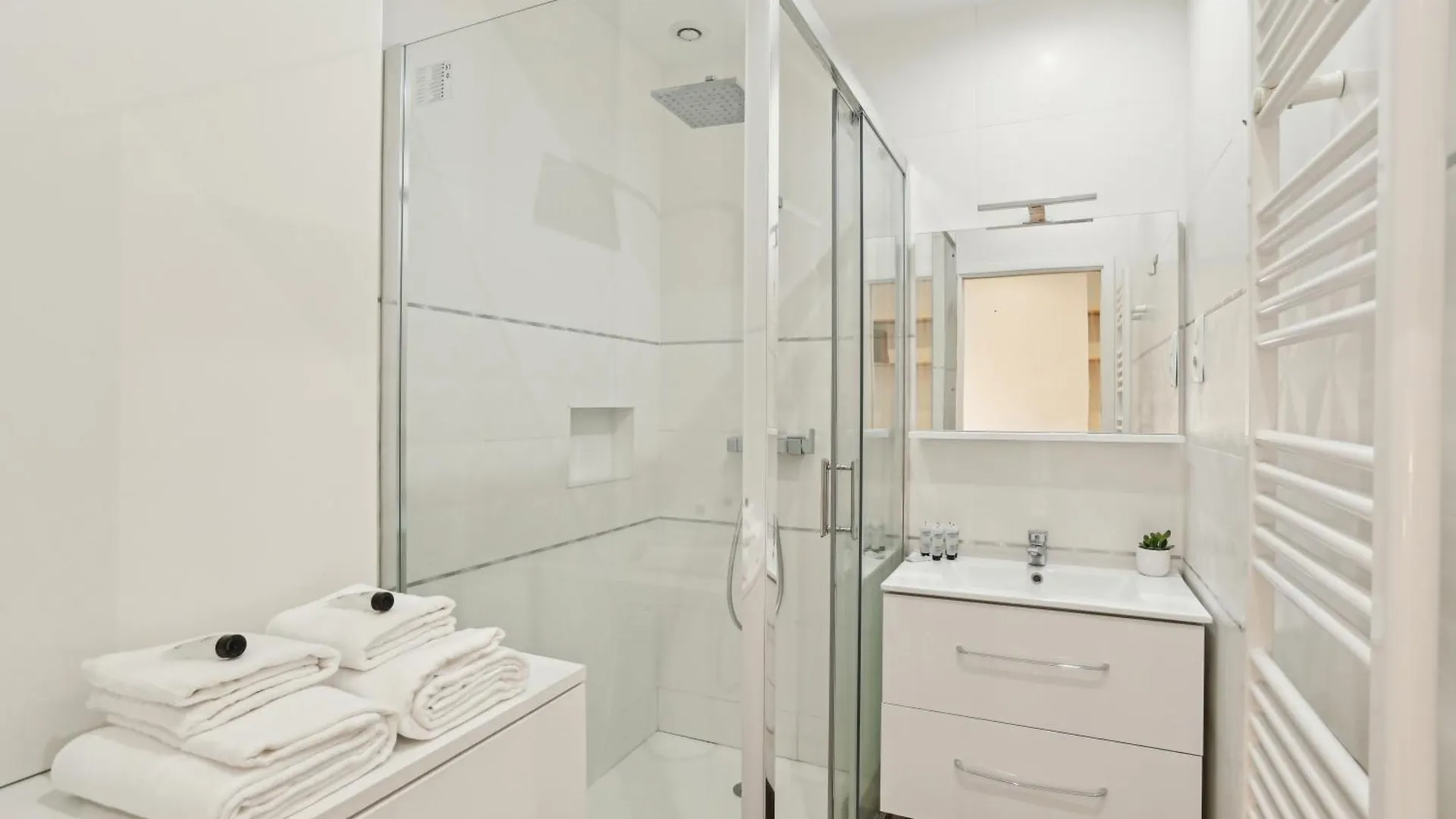 Lavie Maison I Marais Family Paris Apartment